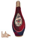 تنگ سفال و جام با قالی دستباف