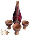 تنگ سفال و جام با قالی دستباف