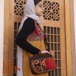 کیف گلیمی دوشی متوسط با حاشیه گل